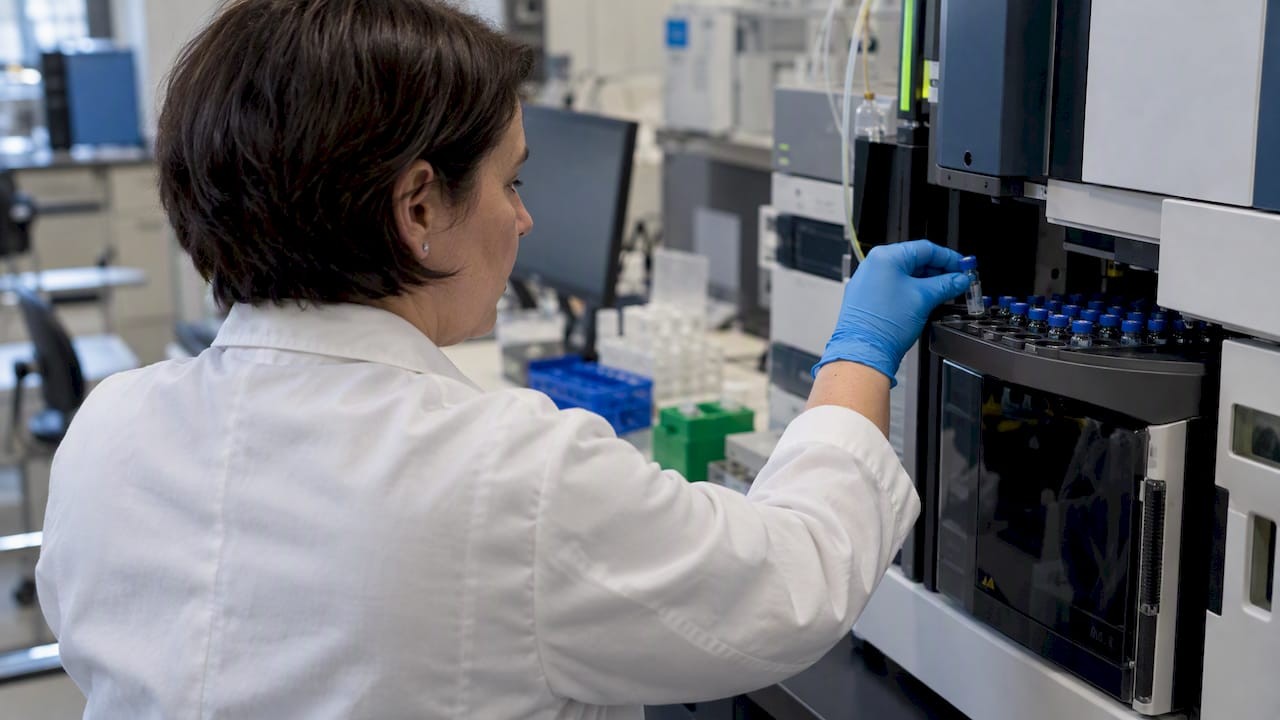 1791889609268_Analyst-loading-a-vial-for-confirmatory-testing